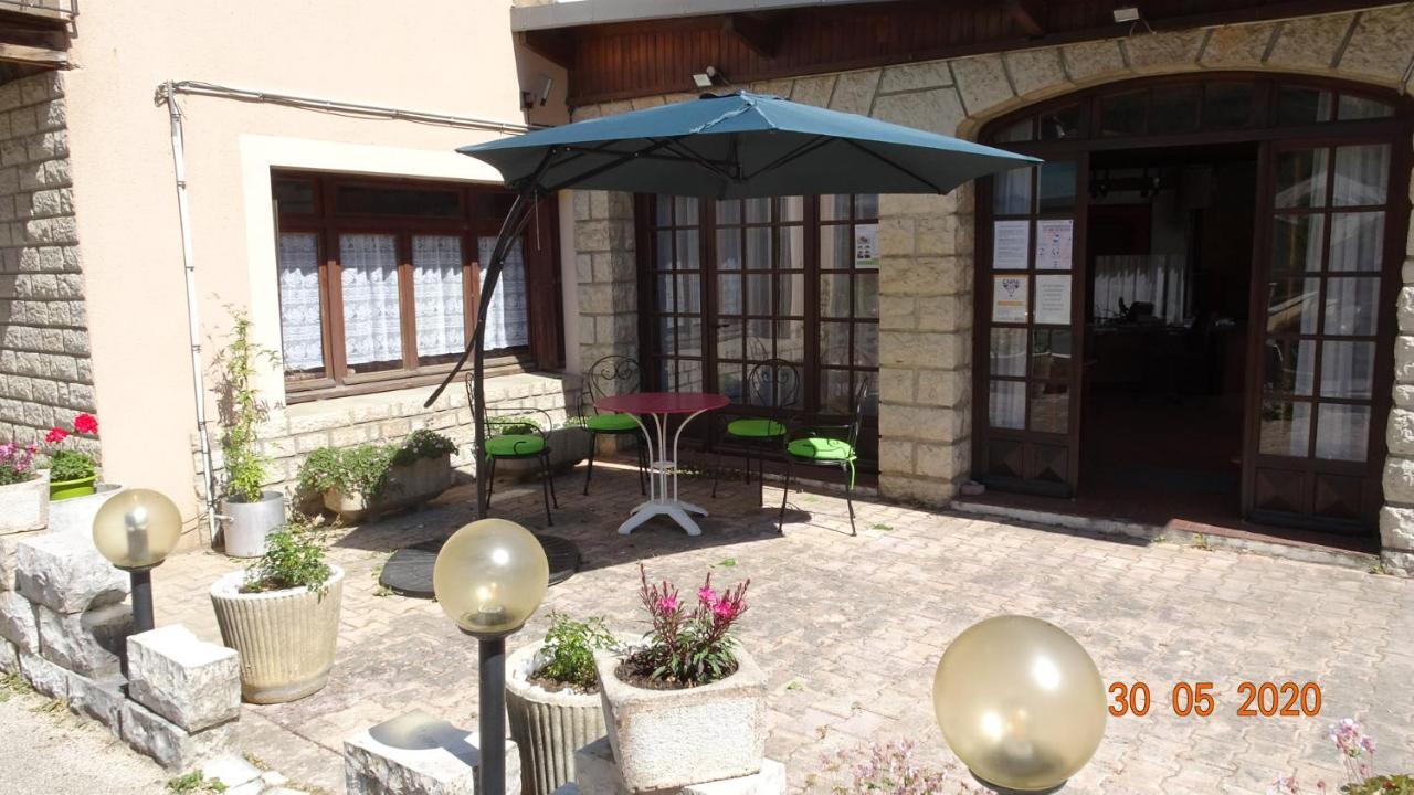 Au Pont De La Gineze Bed & Breakfast Barjac  Екстериор снимка